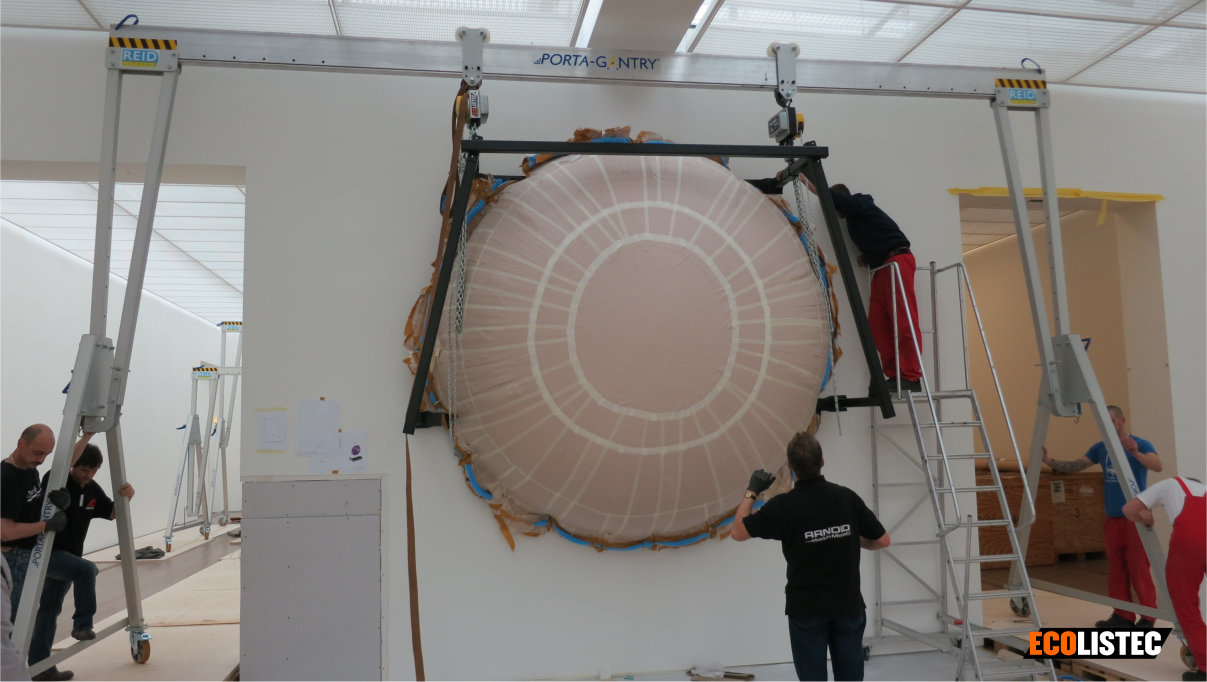 Installation von Kunst in einem Museum