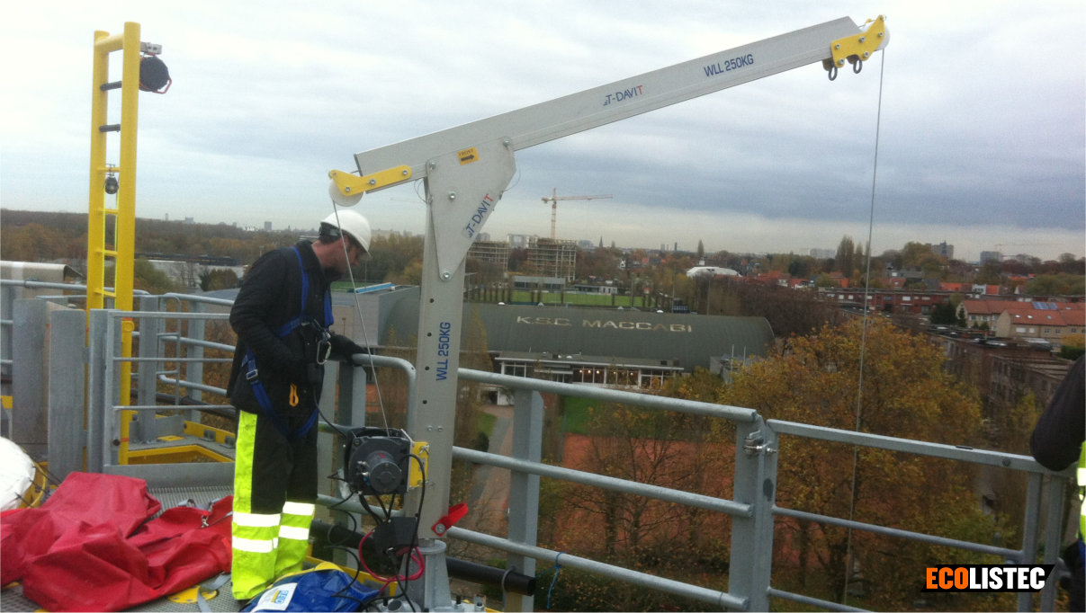 Drehkran T-Davit beim Einsatz einem Windrad
