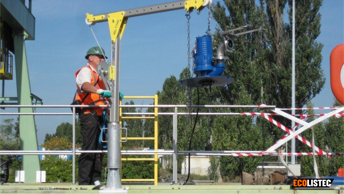 T-Davit mit Sockelverlängerung auf einer Kläranlage